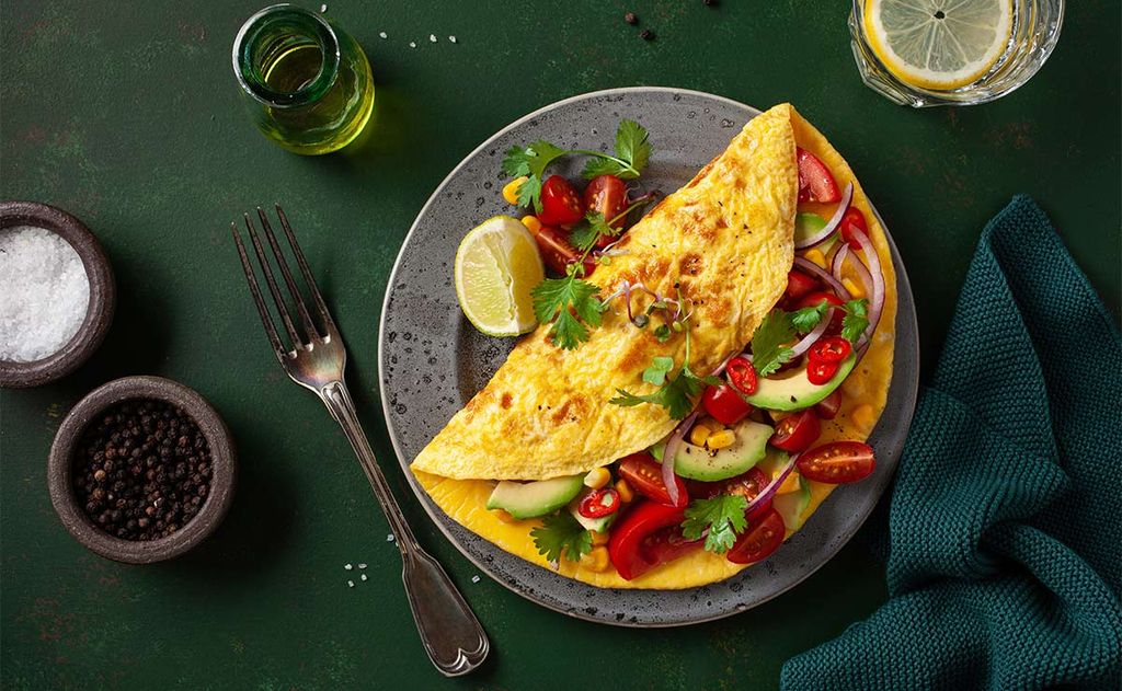 Tortilla francesa con aguacate, chile y maíz