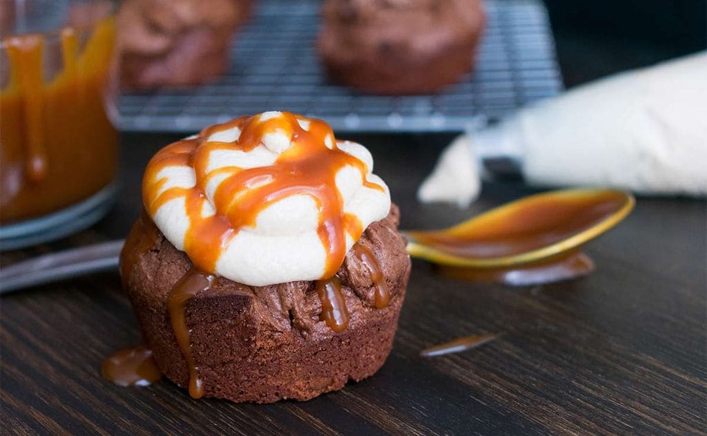 'Mini brownies' con nata y caramelo salado