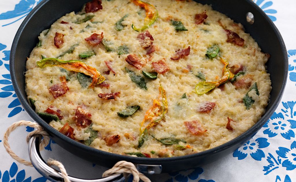 Arroz meloso con panceta ahumada, vainas y flores de calabacín