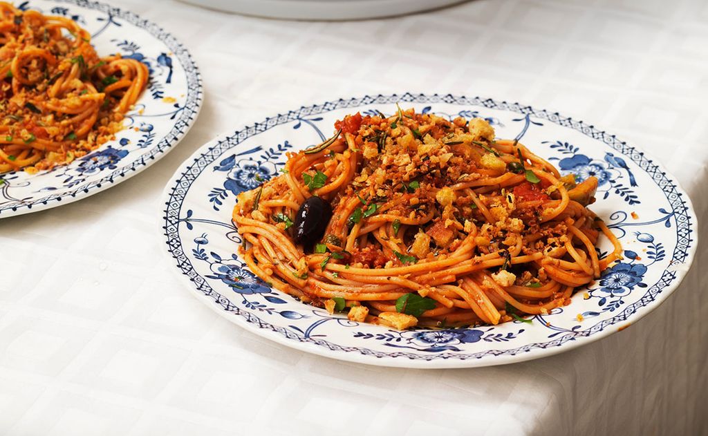 Espaguetis a la putanesca o spaghetti alla puttanesca