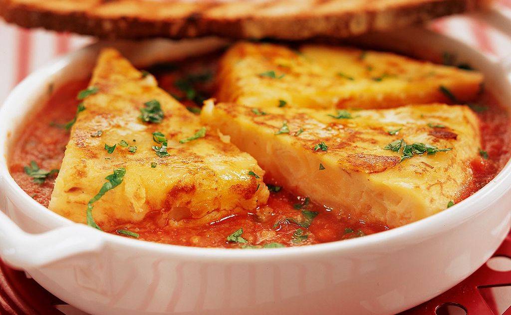 Tortilla guisada con salsa de tomate