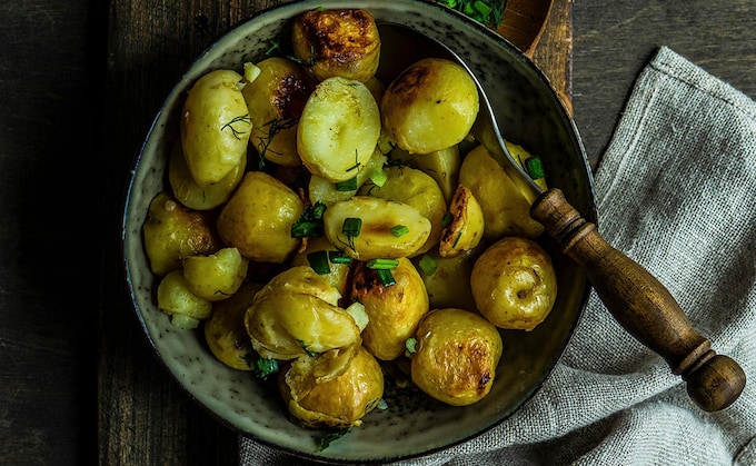 Patatas al horno de guarnición, con especias y hierbas