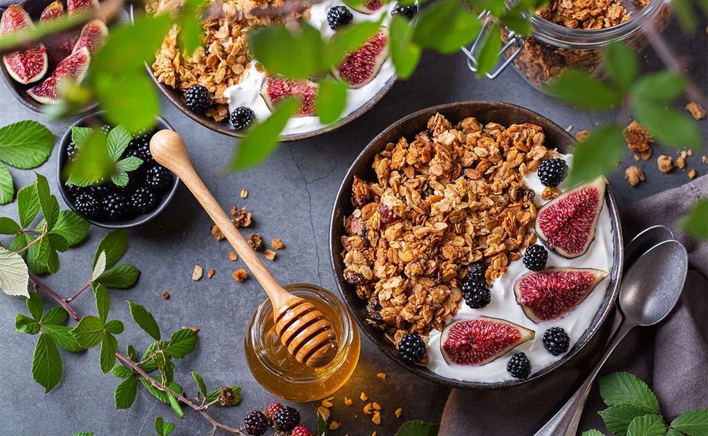 Muesli casero con yogur griego e higos