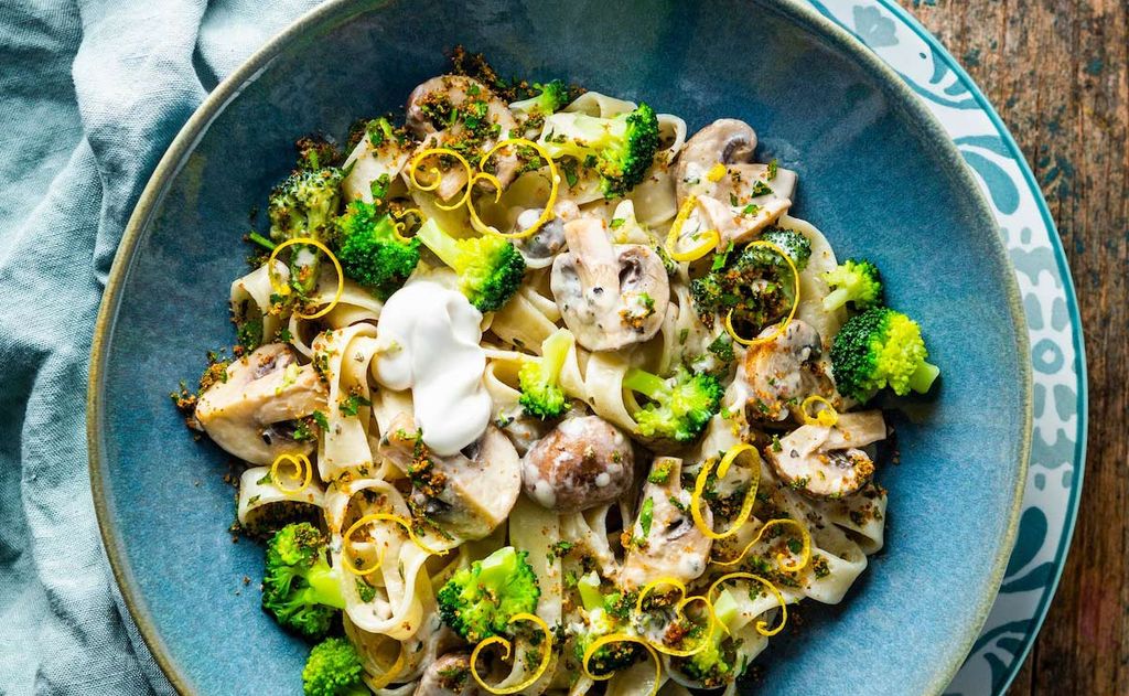 Tagliatelle con brócoli, champiñones y salsa cremosa de vino blanco