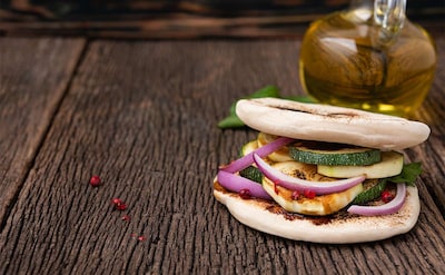 Sándwich vegetariano con pan árabe casero