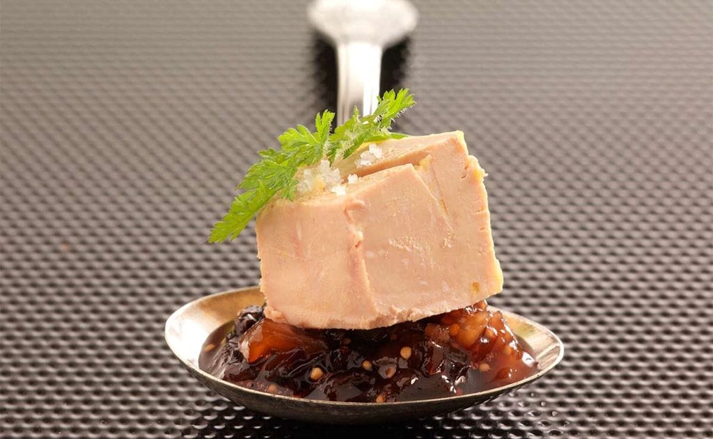 Pincho de 'micuit' de 'foie' con confitura de ciruela y guindilla