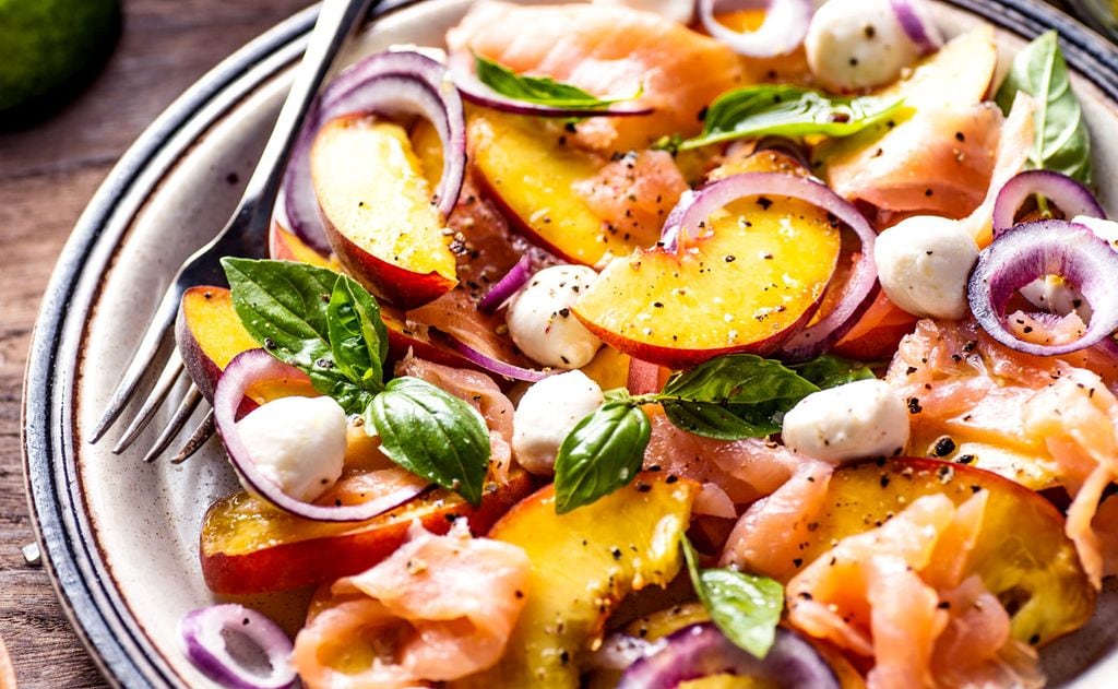 Ensalada de nectarina y salmón ahumado