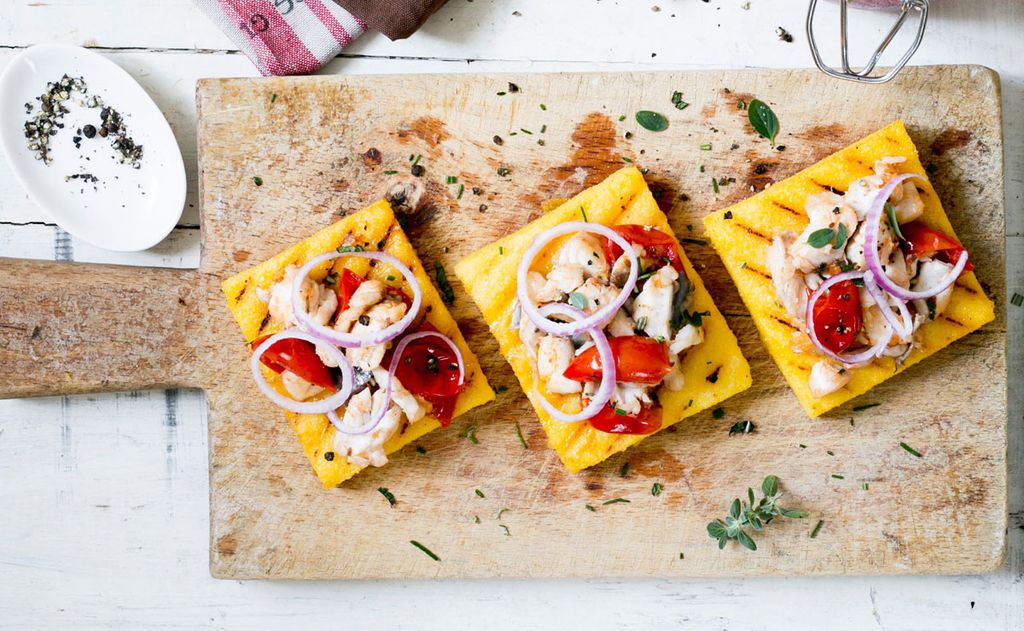 'Crostini' de polenta con bacalao y pimiento