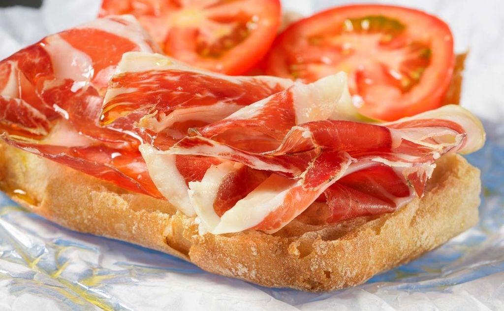 Chapata mini de jamón con tomate