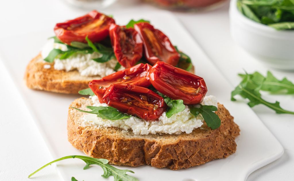 Tostadas de tomates secos y ricotta