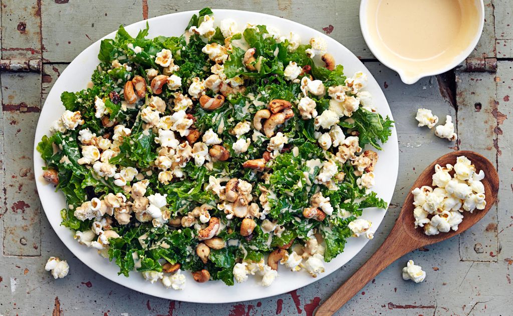 Ensalada de kale con palomitas y anacardos