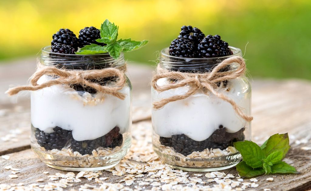 Postre de moras, yogur y avena