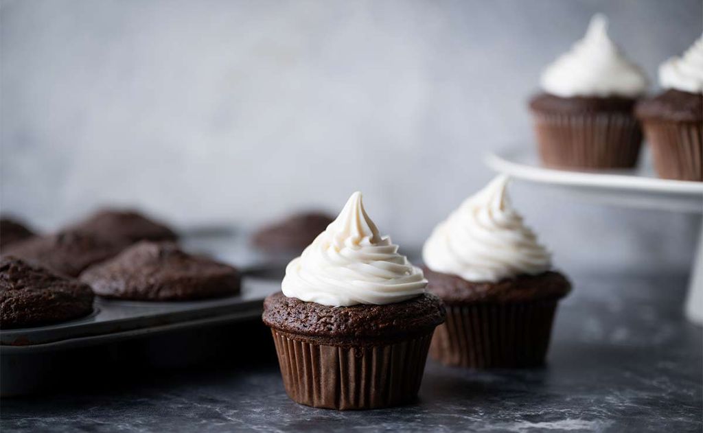 'Muffins' de chocolate con nata montada