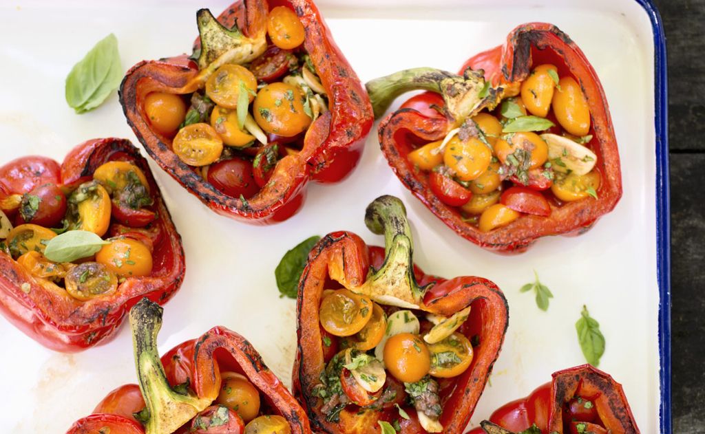 Pimientos asados rellenos de ensalada de tomate