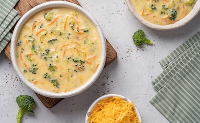 Sopa cremosa de brócoli, zanahoria y queso cheddar