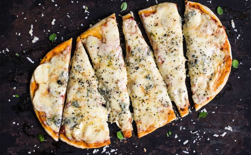 Pizzas con queso provolone y orégano