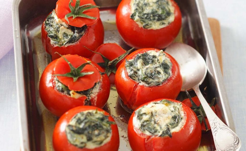 Tomates asados rellenos de espinacas con alioli