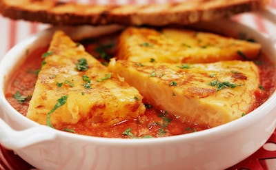 Tortilla guisada en salsa de tomate