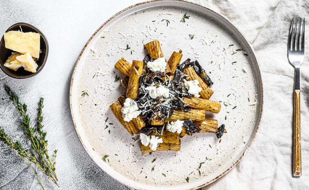 'Rigatoni' con trompetas de la muerte, parmesano y ricotta