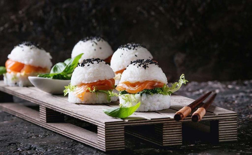 Mini 'sushi burgers' de salmón ahumado