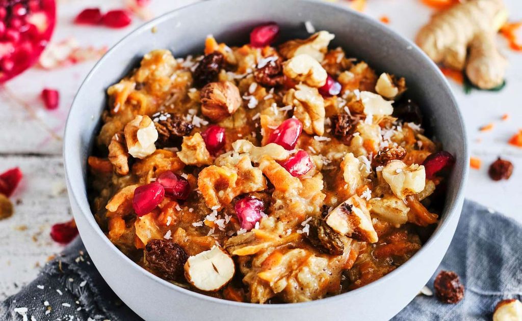 Bol de avena con zanahorias, avellanas y granada