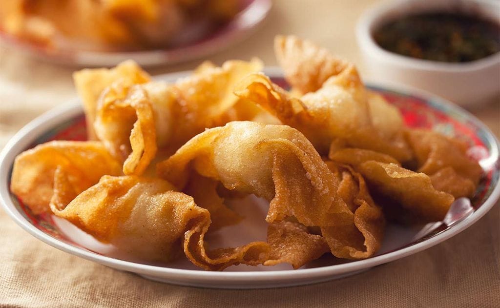 Pasta wonton frita rellena de huevo de codorniz