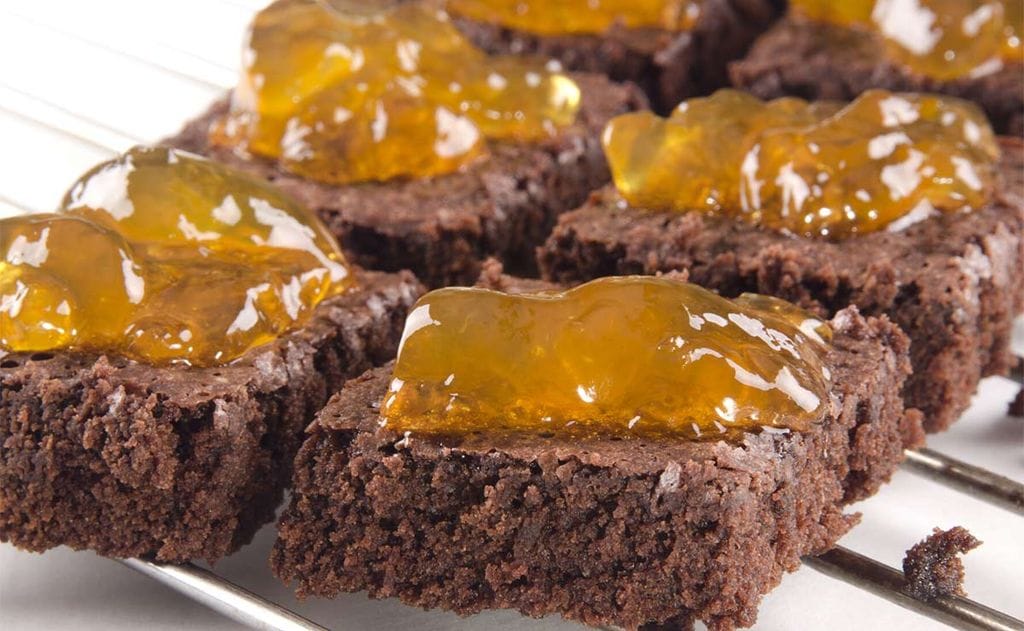 'Brownie' de chocolate con mermelada de melocotón al whisky