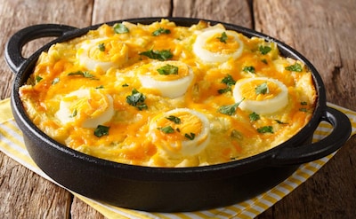 Huevos gratinados con puré de patata y puerros