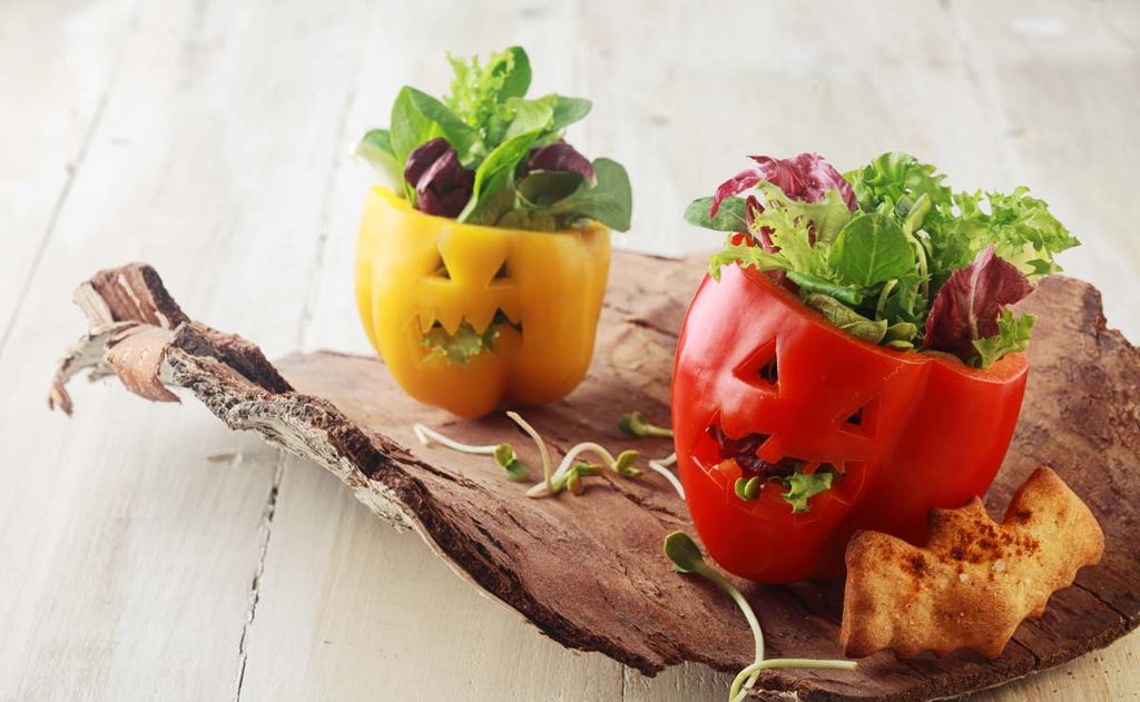 Pimientos rellenos de ensalada con galletas saladas de murciélago