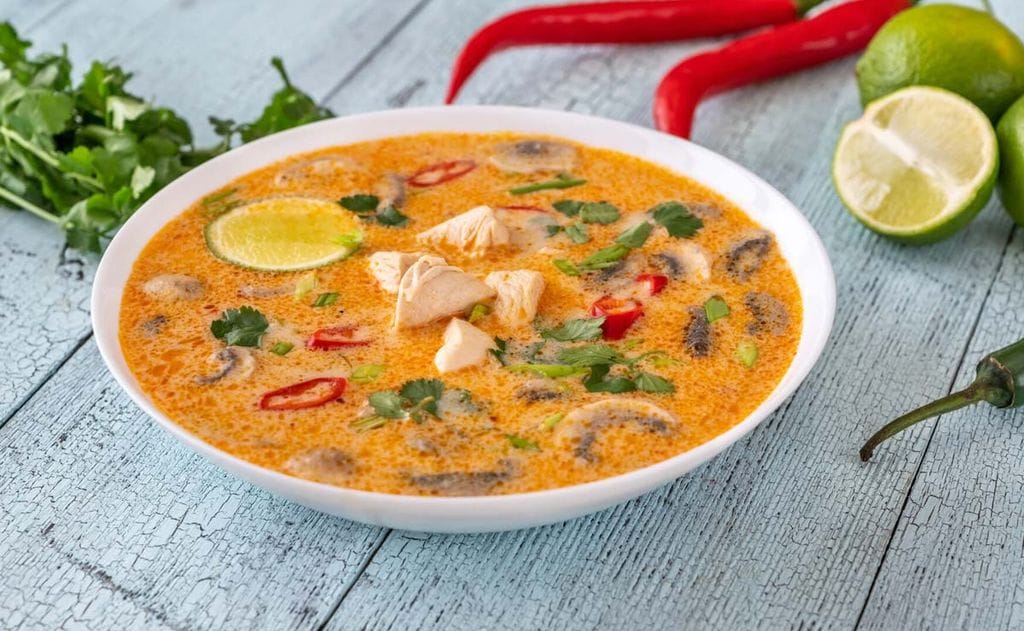 Sopa de pollo y champiñón (Tom Yum Gai)