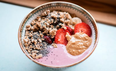 'Bowl' de desayuno con yogur, frutas y crema de cacahuete