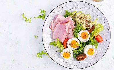 Desayuno saludable con escarola, huevo, jamón y aguacate
