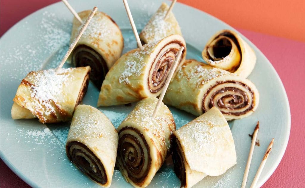 Rollitos de crepes rellenos de crema de cacao y avellanas