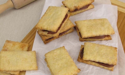 Sándwiches de galleta rellenos de crema de chocolate y almendra