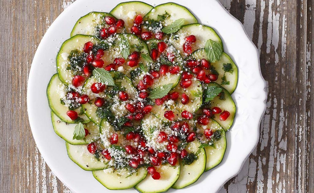 Carpaccio de calabacín con granada y menta