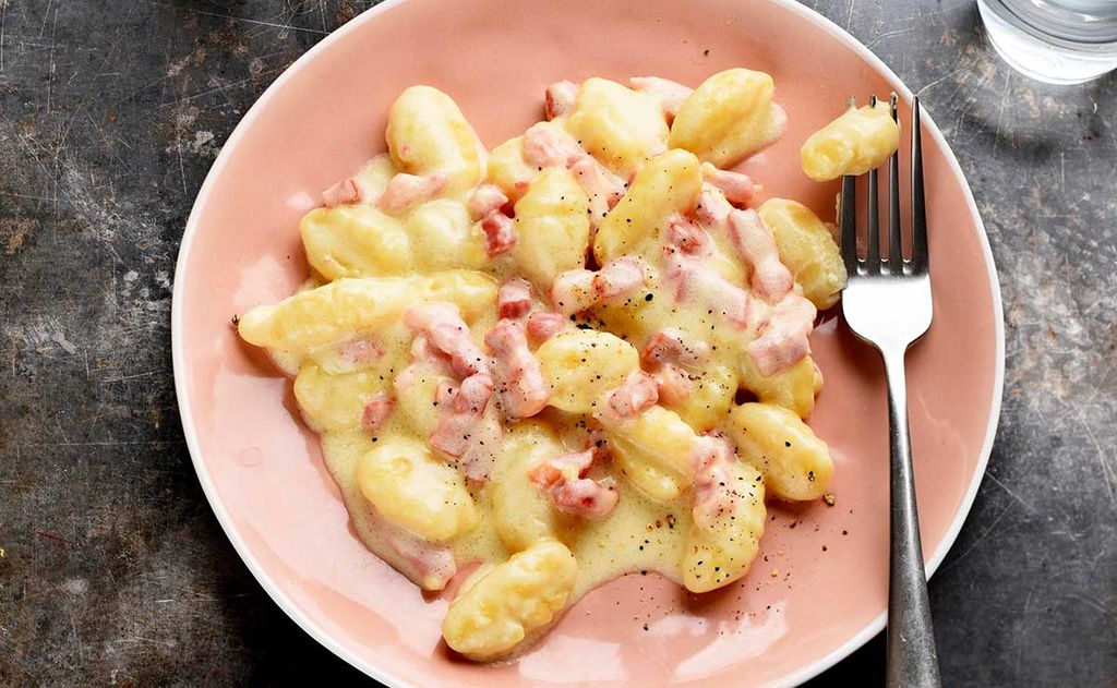 Ñoquis de patata o gnocchi a la carbonara