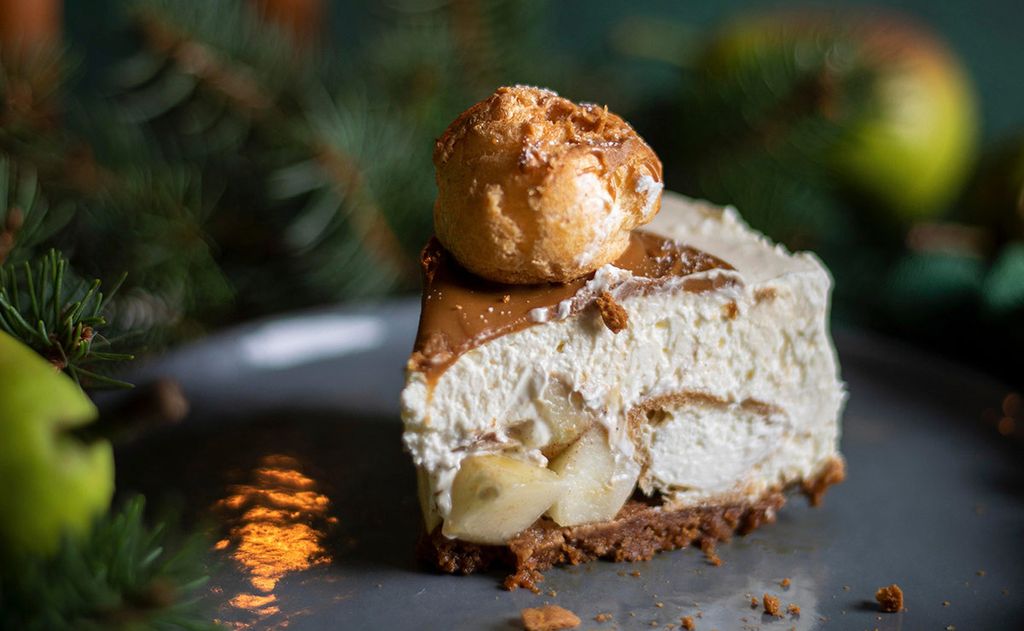 Tarta de nata y pera, con crema de galletas Biscoff y petit choux