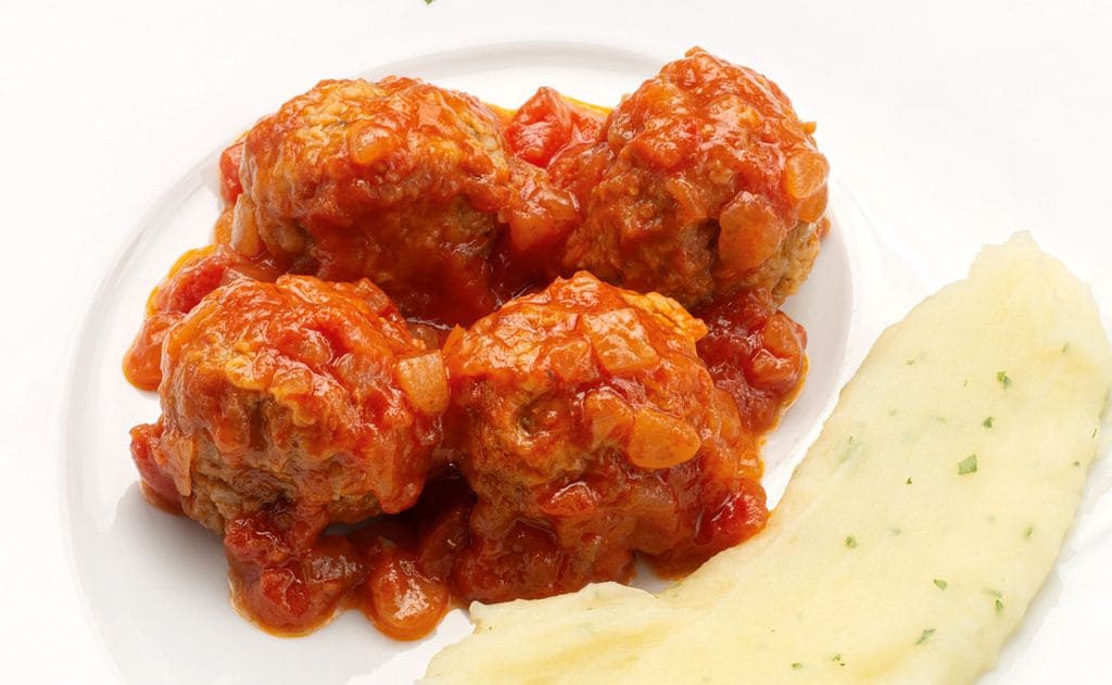 Albóndigas con tomate y puré de patata