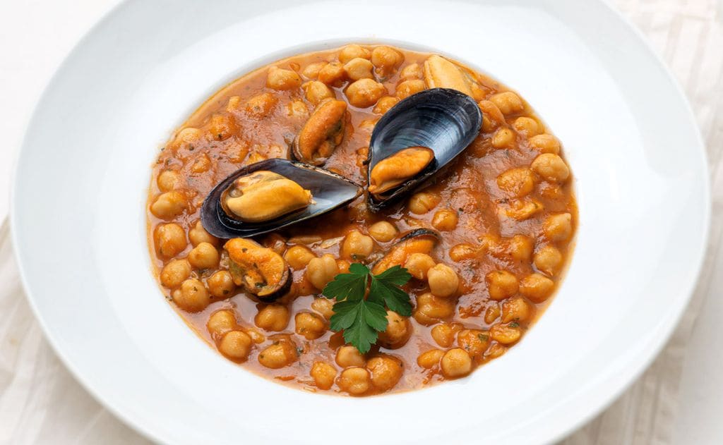 Mejillones picantitos con garbanzos