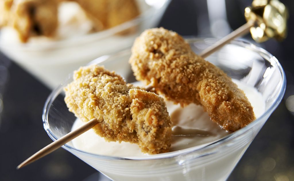 Brocheta de cigalas empanadas con crema de coco