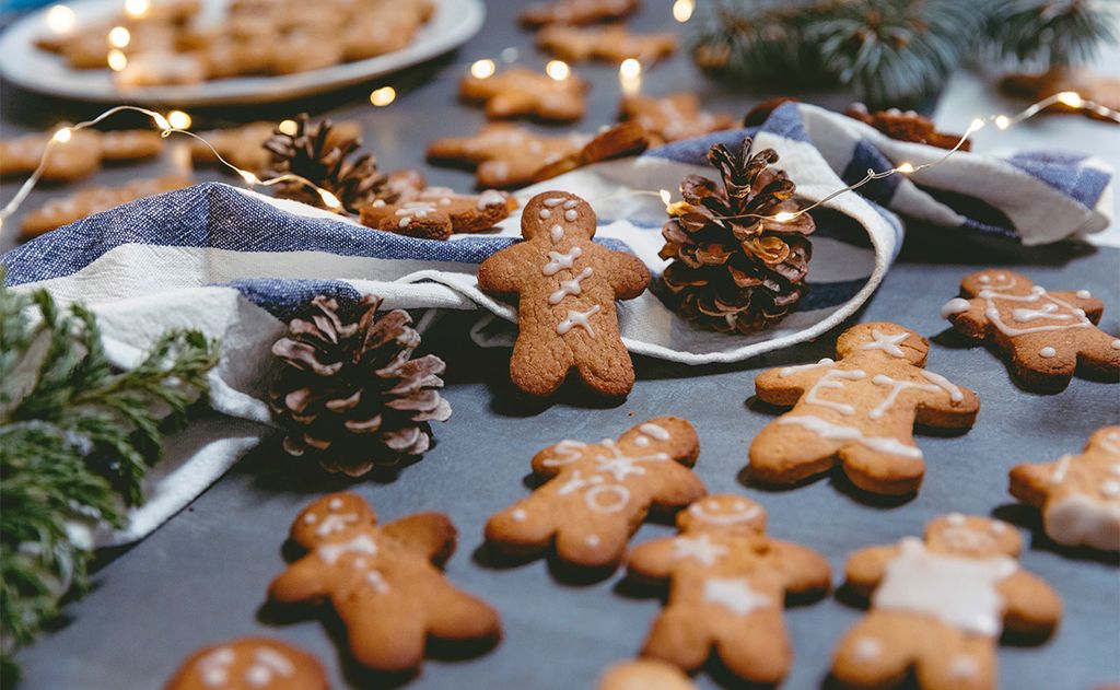 Galletas navideñas con bebida limón y jengibre