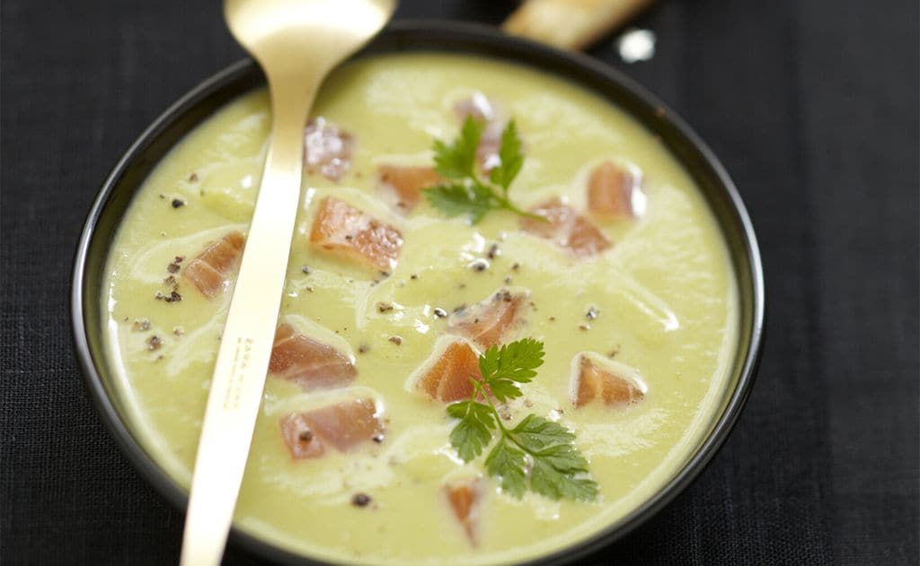 Crema de espárragos trigueros con salmón