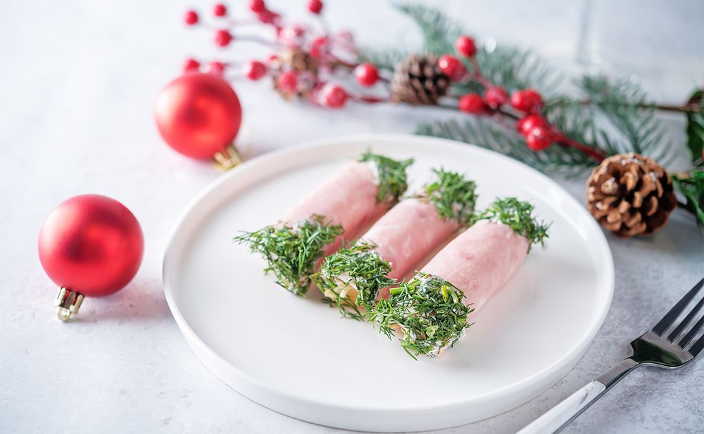 Rollitos de jamón rellenos de manzana, apio y mantequilla con hierbas