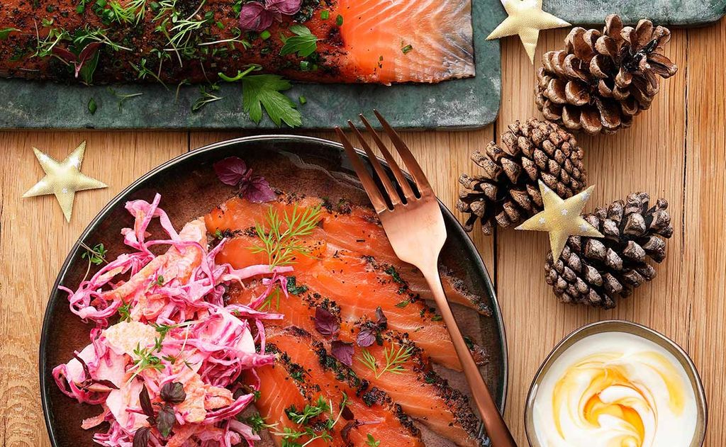 Salmón ahumado con costra de hierbas y ensalada de lombarda y fruta para Nochevieja