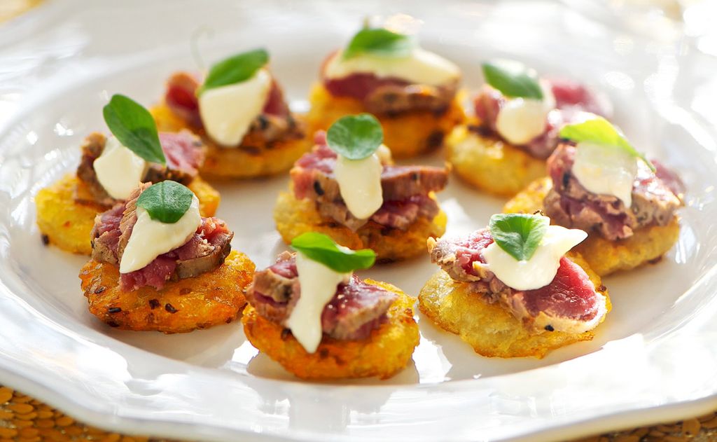 Tortitas de patata con tataki de solomillo y salsa de 'horseradish'