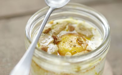 Vasitos de puré de patata con 'foie' y huevo