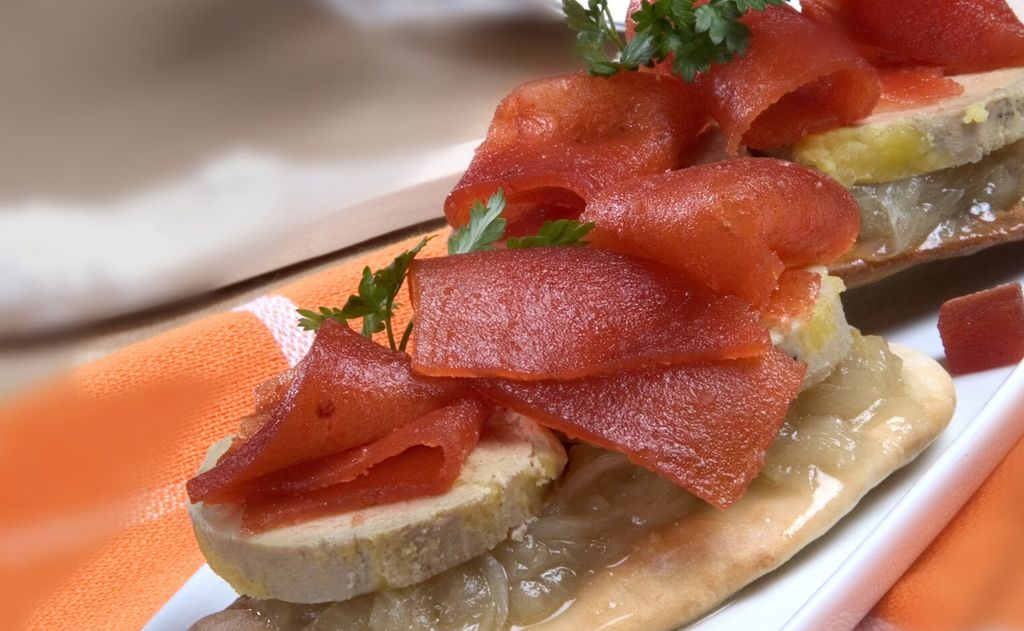 Tortas de aceite con cebolla caramelizada, 'foie' y membrillo