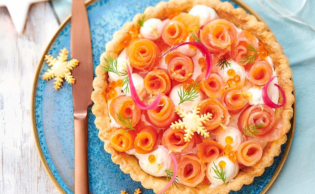 Tarta salada navideña con flores de salmón y mousse de queso