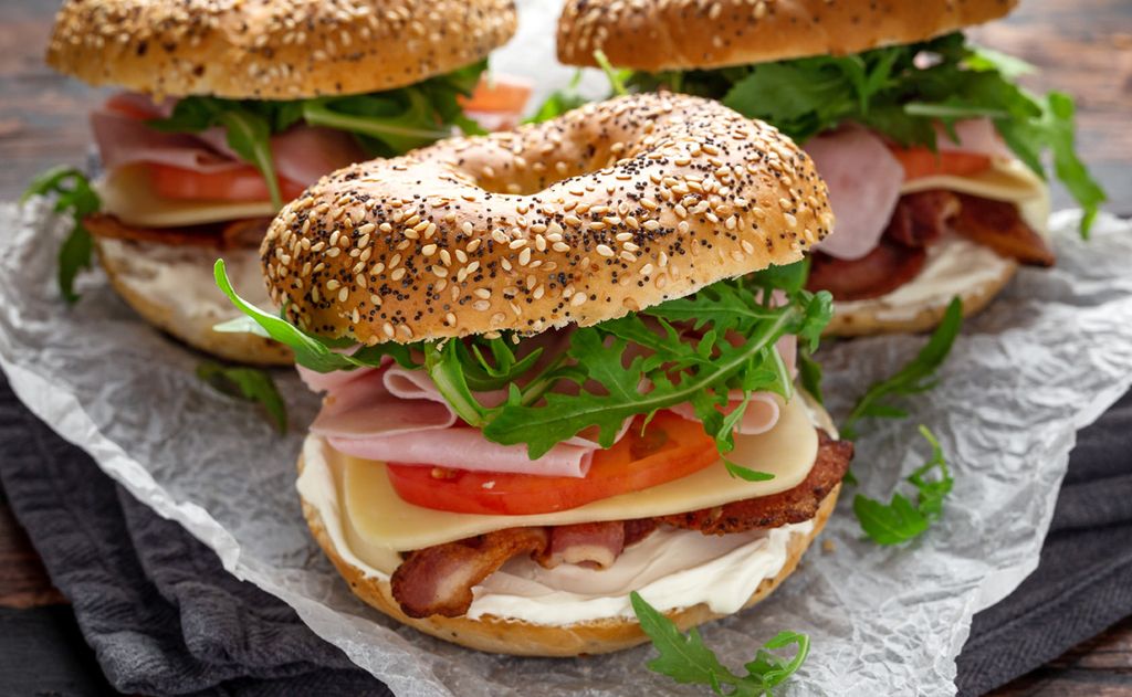 'Bagel' de jamón y rúcula a los dos quesos