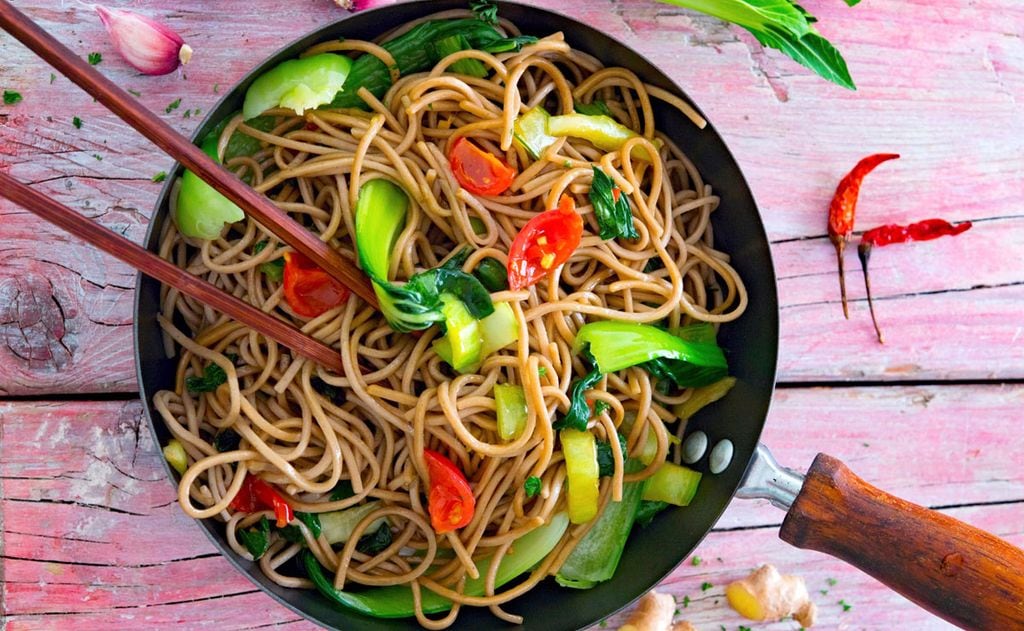 Wok de fideos soba salteados con 'pak choi'